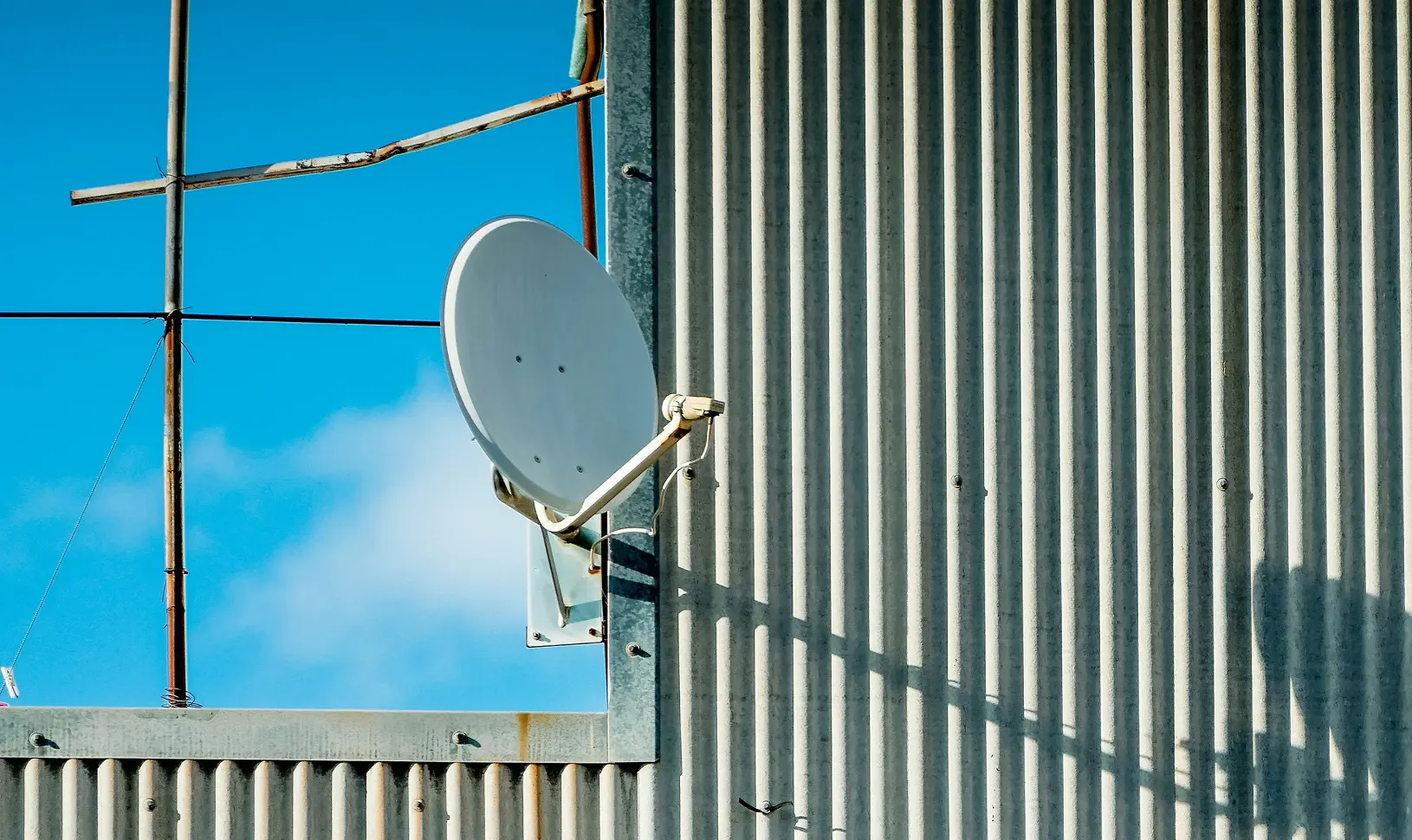 Rooftop wireless dish antenna